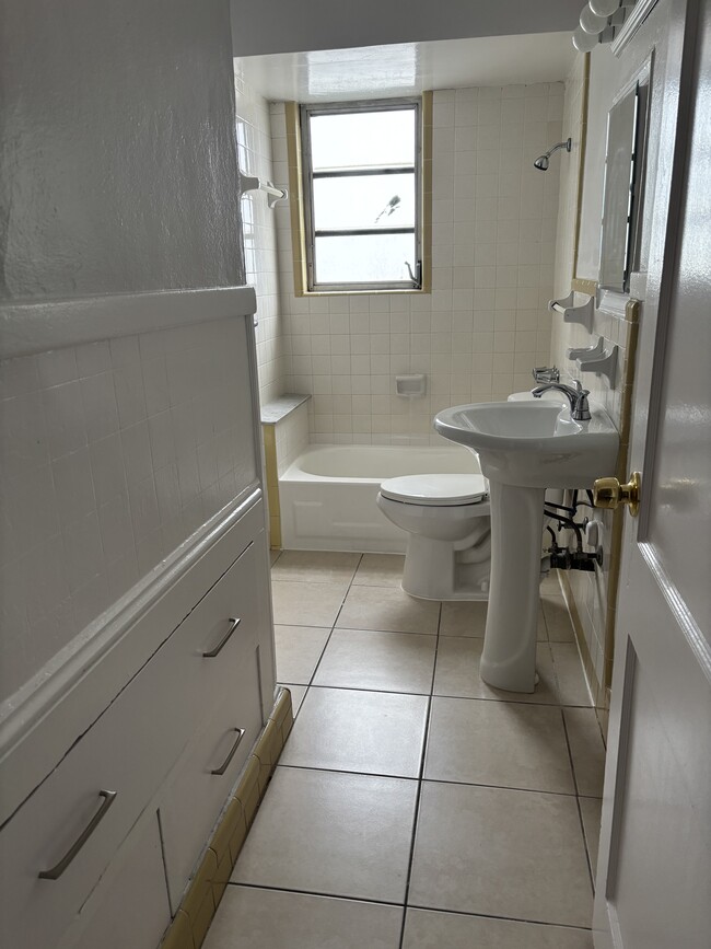 Bathroom - 627 SW 21st Ave Unit 4