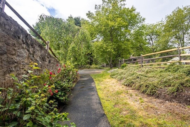 Photo - 55 Cider Mill Ln