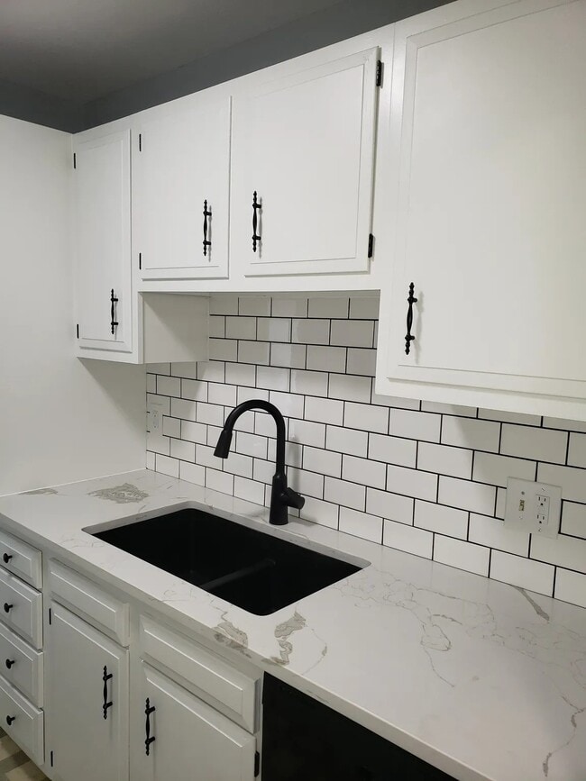 Building Photo - 1675 Cedarwood Dr Unit N Rental