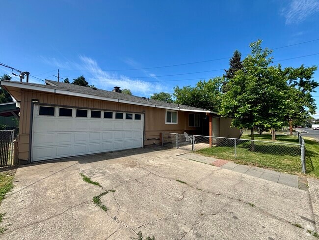Building Photo - 907 SE M St Rental