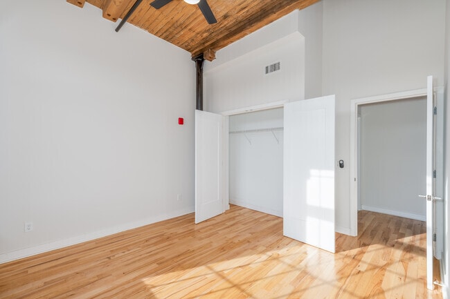 1BR, 1BA - 819SF - Bedroom/Closet