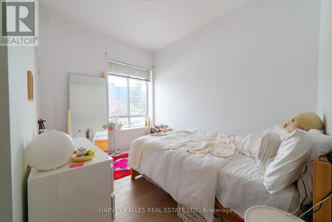 Photo - 409 College St