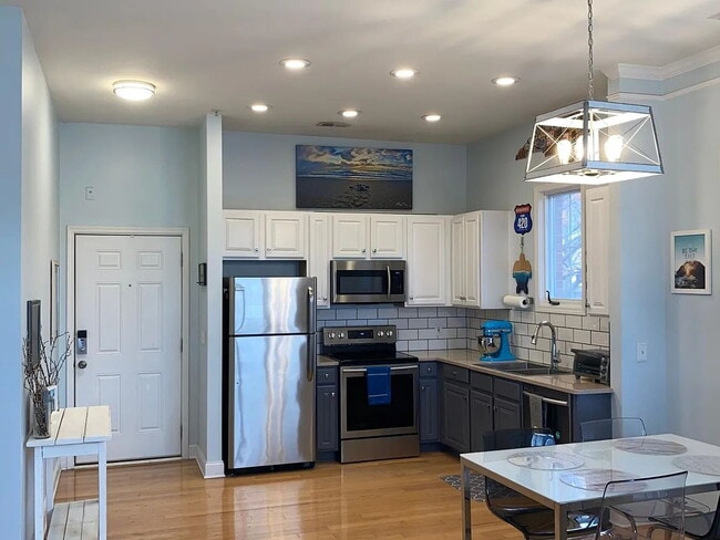 Building Photo - "Cozy Urban Retreat: Charming 1-Bedroom Oasis in Charlotte's Vibrant Arts District!"