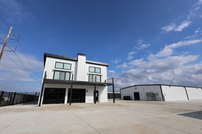 Building Photo - 4288 W 32nd St Unit A