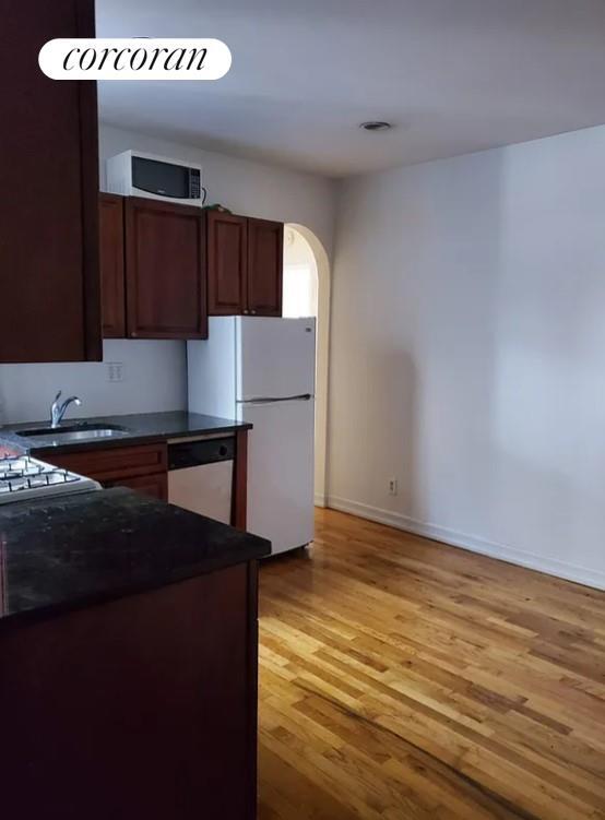 Photo - 208 E 7th St Apartamento