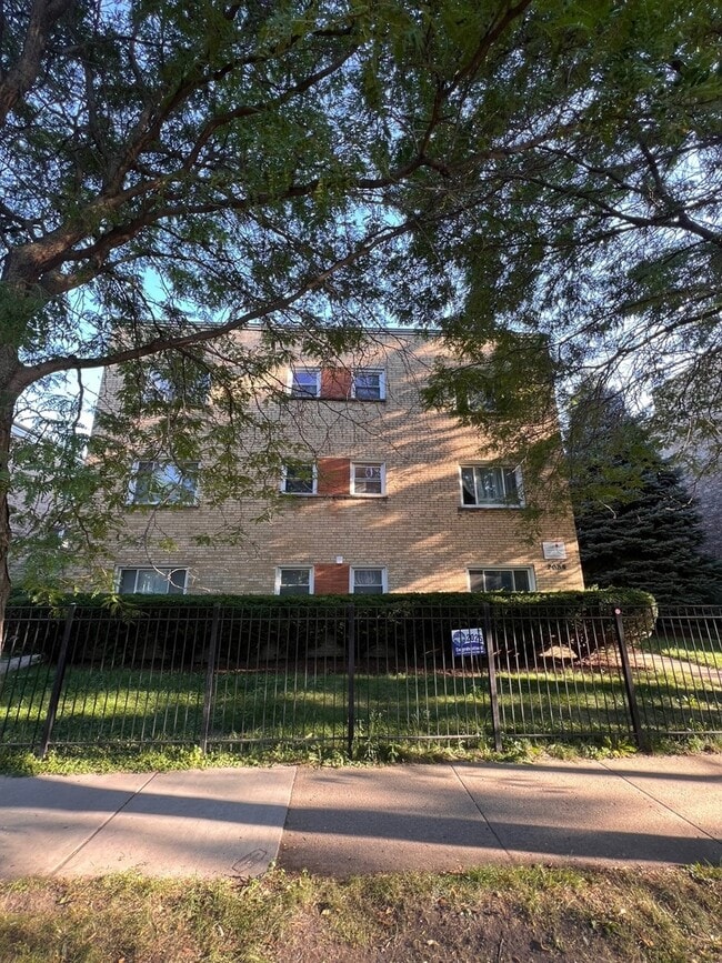 Building Photo - 2036 W Foster Ave Rental
