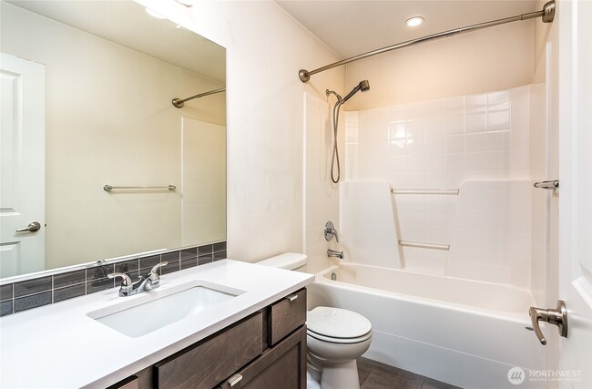 Upstair bathroom - 7174 Shinkle Pl SW