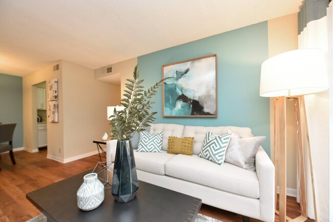 Living Room - Hampton Creek Apartments