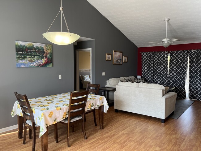 Building Photo - 4611 Court Yard Dr Unit 4611 Rental