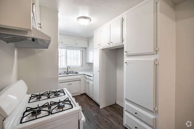3BR, 2BA - 1,100SF - Kitchen