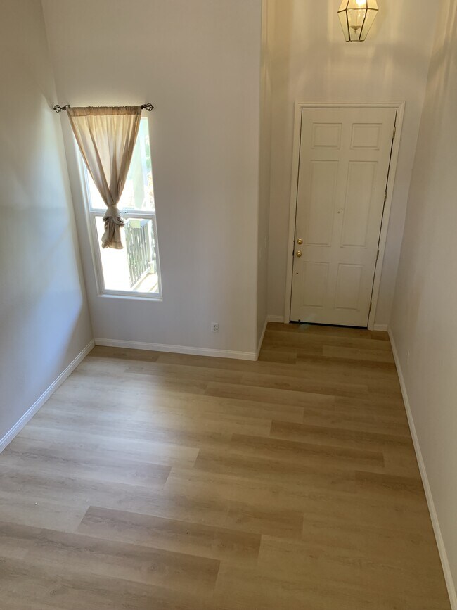 Photo - 1117 Yates Way