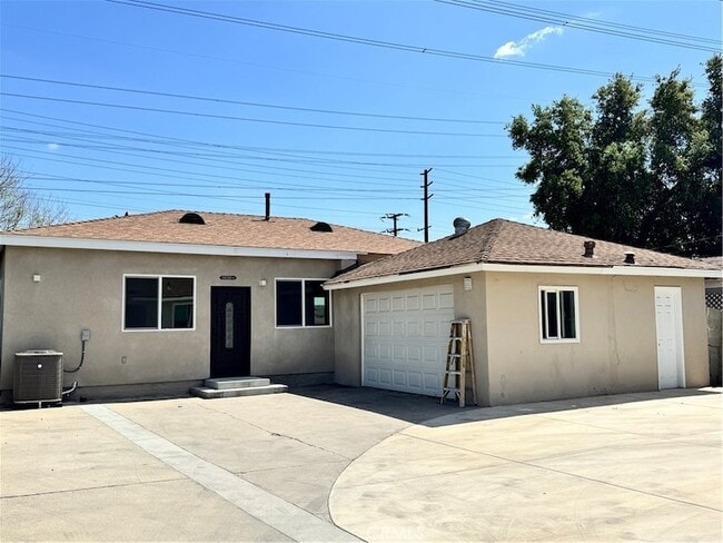 Building Photo - 5830 N Vista St