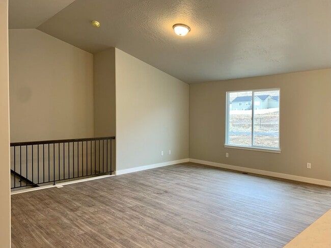 Photo - BEAUTIFUL LAKE POINT RAMBLER AVAILABLE July 8th!