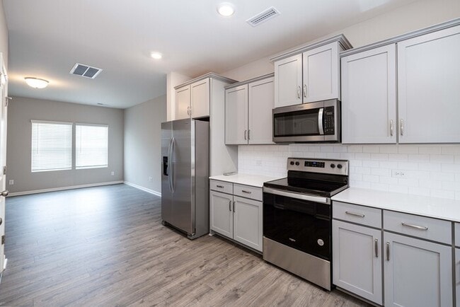 Photo - BEAUTIFUL 3BD/2.5BTH Townhome - MALLARD CREEK - AVAILABLE MAY/JUNE 2026