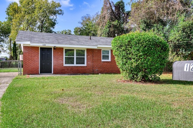 Photo - 128 E Hall St