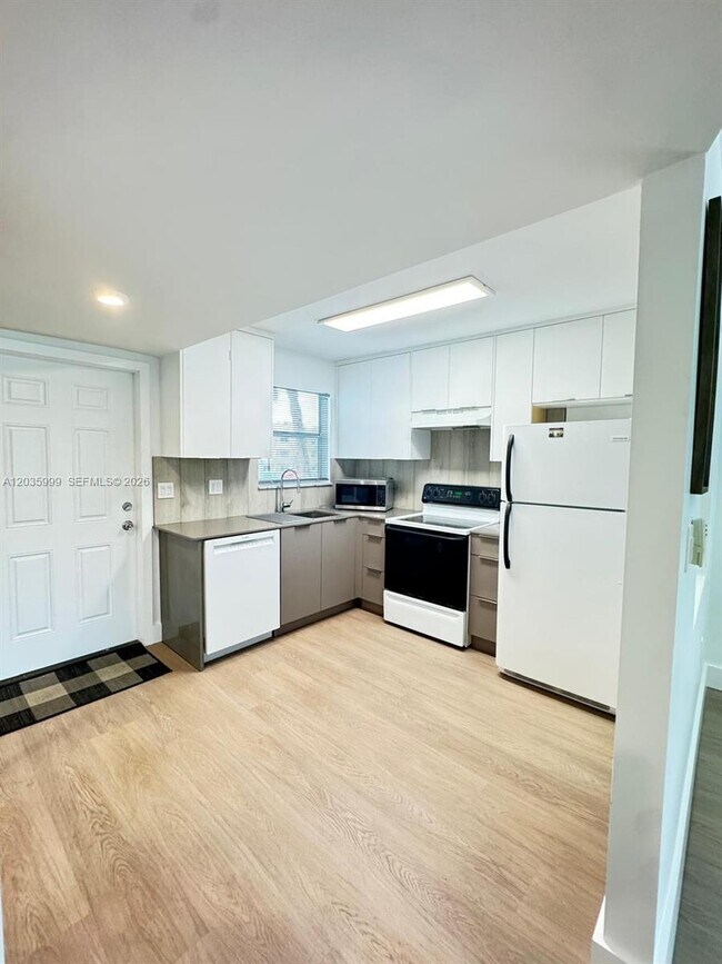 Photo - 8300 Sunrise Lakes Blvd Unidad 212