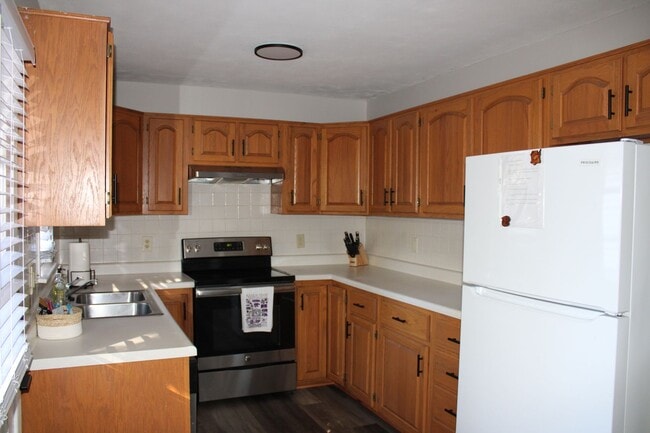 Photo - 3 bed 2 bath 2 car garage near campus.