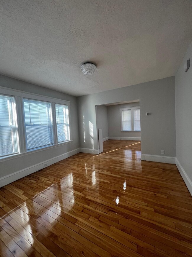 Building Photo - 10 Cady Ave Unit 1