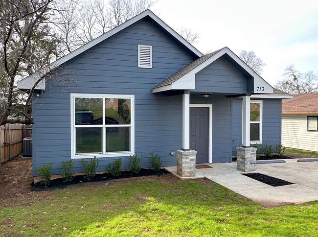 Charming 3 Bed 2 Bath Home - Fenced Backyard! - Charming 3 Bed 2 Bath Home - Fenced Backyard!