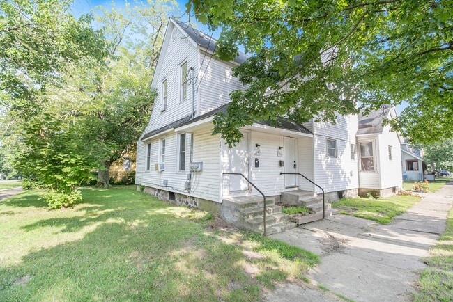 Photo - $899-Large, remodeled one bedroom apartment - ask about our Security Deposit Alternative! Unidad 1703 South Park Street