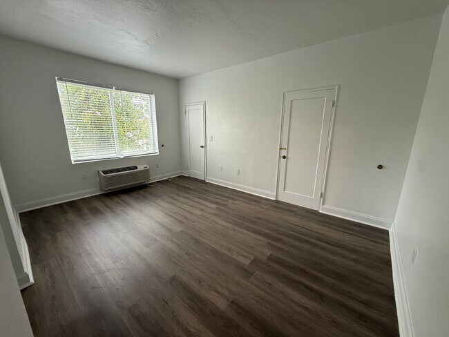 320-380 80th St Unidad : 16