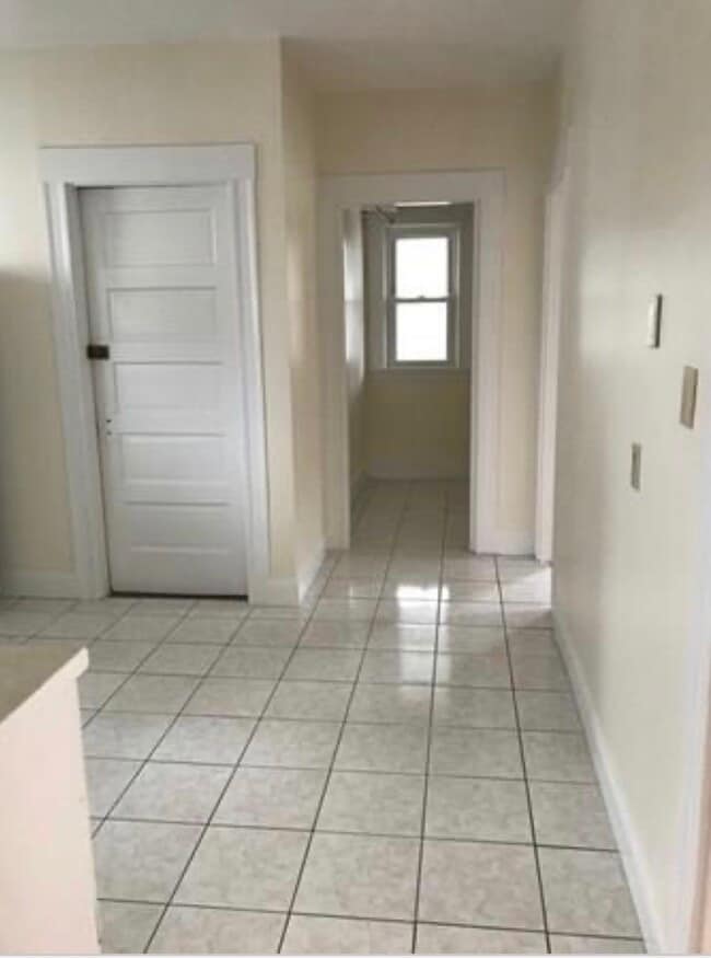 Building Photo - 20 Meacham St Unit 2