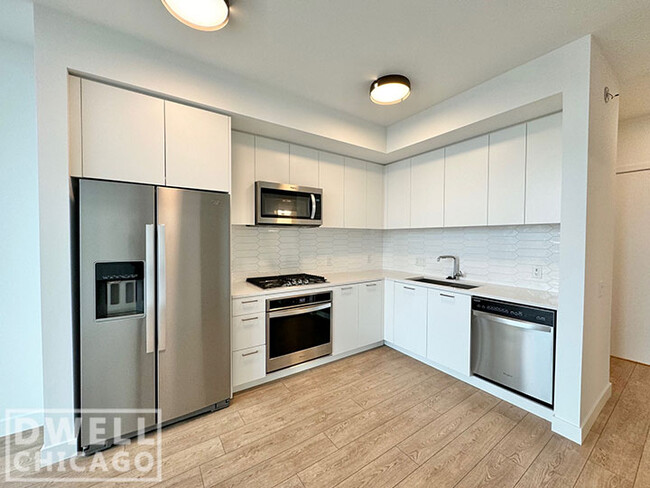 Photo - 833 W Madison St Apartments