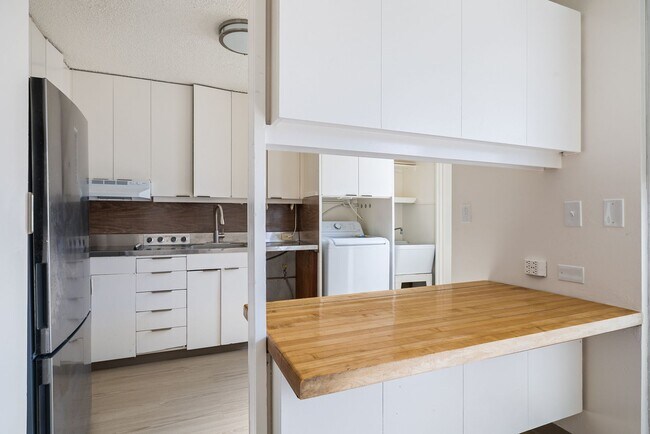 Photo - Close to UH- 2 bed/ 1 bath/ 1 parking Unit 102