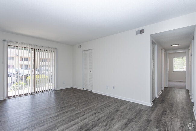 2BR, 1BA - 800SF - LIving Area
