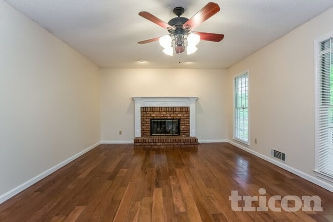 Photo - 321 Stratford Dr