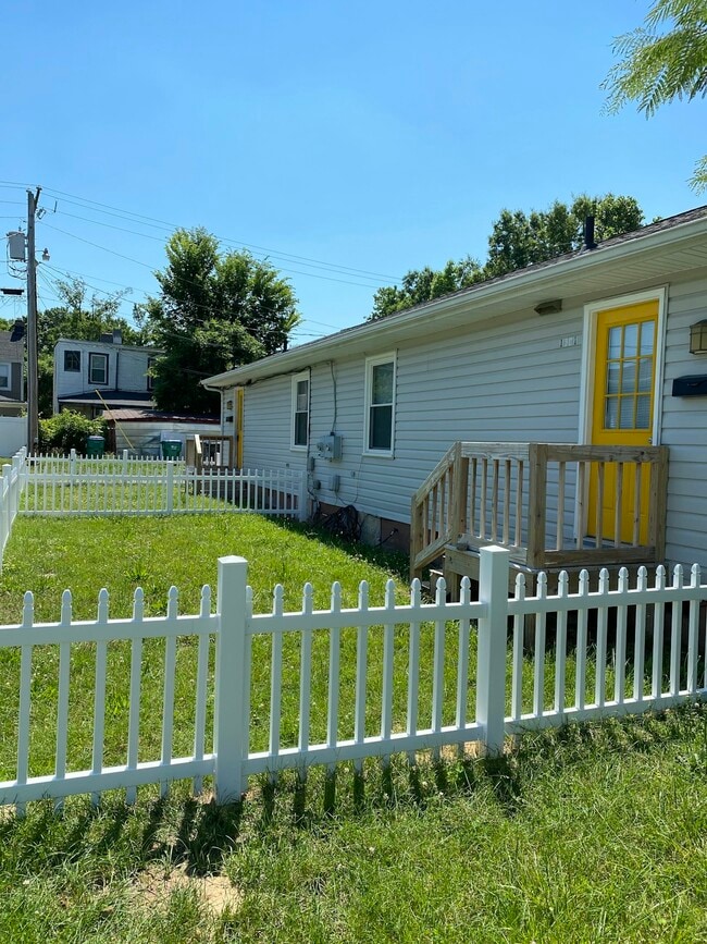 Photo - 1601 Monteiro St