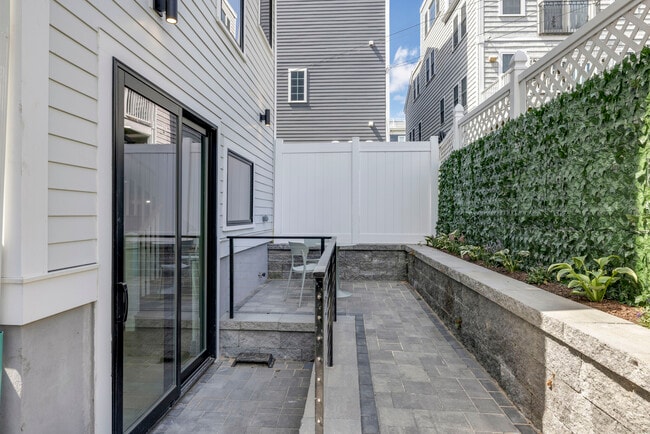 Photo - 566 E 3rd St