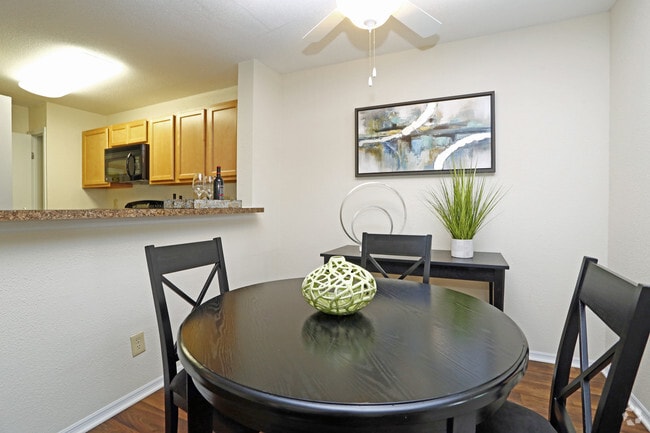 2BR, 2BA - 1002sf A- Dining Area