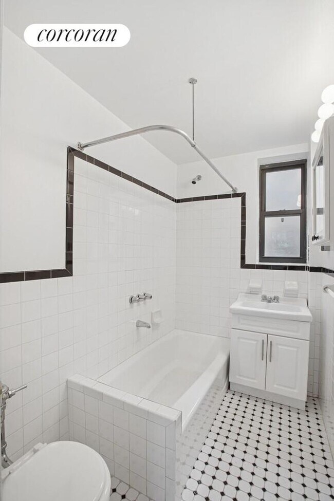 Photo - 115 W 16th St