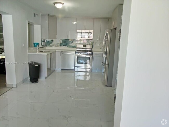 Building Photo - 3 bedroom in Hollywood FL 33020 Rental