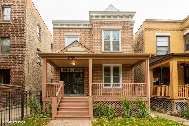 Building Photo - 2321 N Sawyer Ave Unit 2