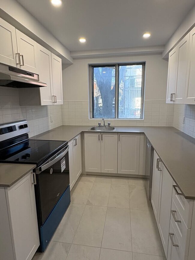 Photo - 4940 Edouard Montpetit Blvd Unité 4