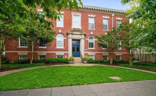 Building Photo - Open And Updated One Bedroom Apartment At The Parker Flats!