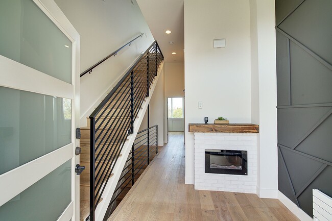 Photo - 3Bd/1.5Ba Seattle Townhouse