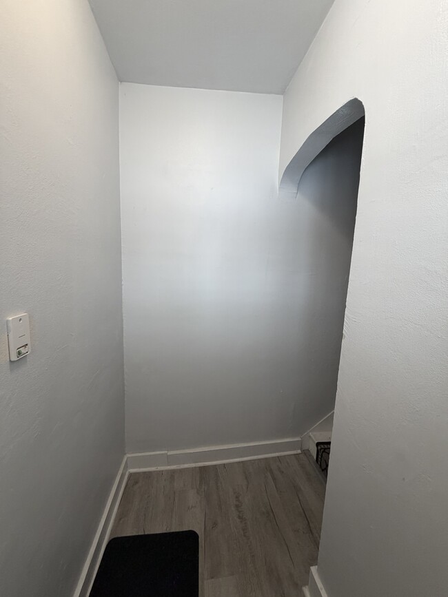 Building Photo - 207 S Jefferson St Unit Upstairs