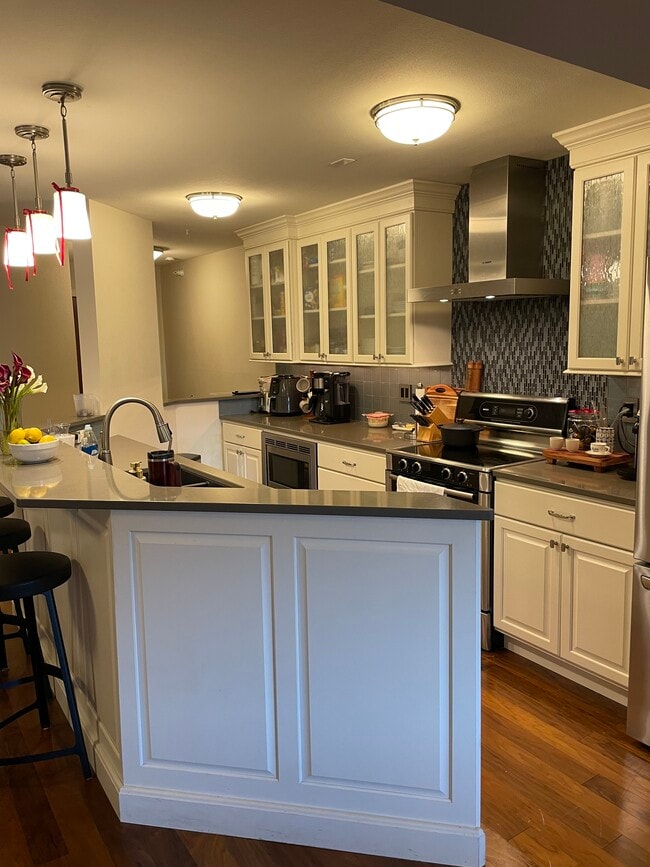 Building Photo - 332 S Linn St Unit 211