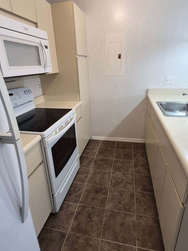 Photo - Centrally located 1bd, 1ba, 1pkg 512sqft. w/Lanai for $2000