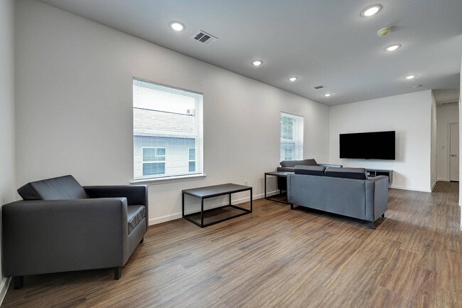 Photo - 1938-1940 Dryden Rd Apartments