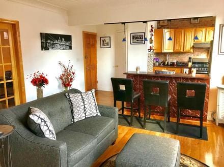 Building Photo - 4910 Vernon Blvd Unit 3F