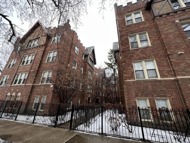 Building Photo - 4955 N Whipple St Unit 3W Rental