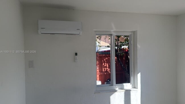 Photo - 317 W 36th St Unidad 2