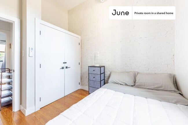 Room in Shared 4 bed/2 bath home in Ridgewood