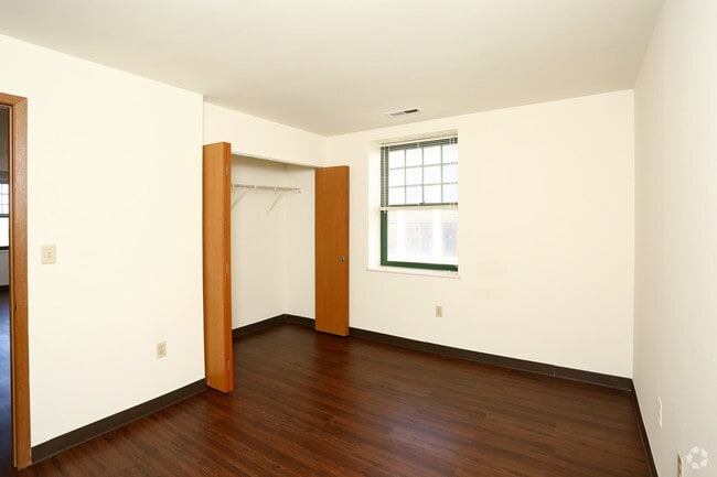 1HAB, 1BA - 610 FT² - Habitación - Drake Plaza Apartments