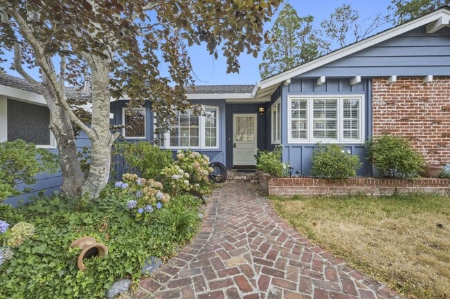 Building Photo - Updated 4 Bed, 2 Bath Home with Canyon Views!
