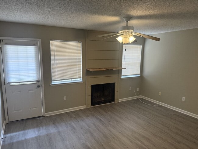 Building Photo - 820 Meadow Glen Ave